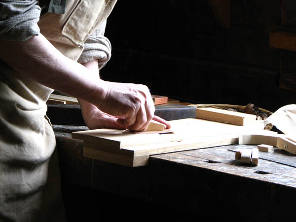 Ofrecemos un servicio de <strong>carpintería  de madera y ebanistería en Cartaya</strong> adaptado a las necesidades del <strong>cliente</strong>.
